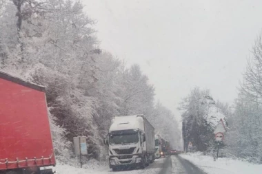 VOZILO SLETELO SA PUTA KOD PRIJEPOLJA: Za teretna vozila preko Borove Glave i Debelog Brda ZABRANJEN saobraćaj (FOTO)