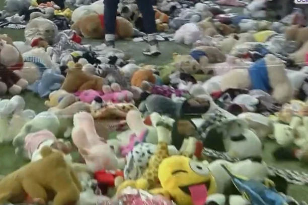 CEO SVET U NEVERICI: Fenomenalan gest turskih navijača posle razornog zemljotresa - deca će biti ODUŠEVLJENA! (VIDEO)