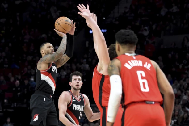 VEČE ZA PAMĆENJE: Lilard prebacio granicu od 70 poena! Bobi dvocifren, Dončićev Dalas prokockao +27 (VIDEO)