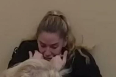 ANA KORISTI MISTERIOZNU IGRAČKU DA PRIGUŠI SUZE: Navikla sam da ih zagrlim, teško mi je... (VIDEO)