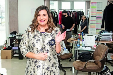 ZGRABILA SURLU I NE PUŠTA: Milica Milša se baškari na EGZOTIČNOJ DESTINACIJI