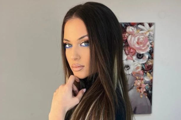 PEVAČICA NAPADNUTA U TRŽNOM CENTRU: Usnimila mladiće koji su je PRESRELI, moli za POMOĆ! (FOTO)