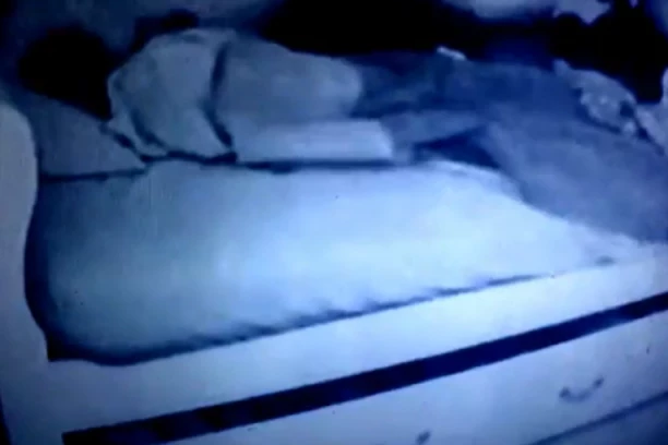 POSTAVILA JE KAMERU U ĆERKINU SOBU I GLEDALA JE KAKO SPAVA: Kada je videla šta je izašlo iz kreveta doživela HOROR!