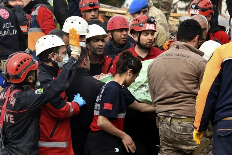PRVI SNIMCI NAKON SNAŽNOG ZEMLJOTRESA U TURSKOJ! Ljudi na ulicama, zgrade se ljuljaju (FOTO, VIDEO)