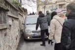 GDE SI POŠLA, ŽENSKA GLAVO?! Šok u Višegradskoj - žena krenula kolima, pa evo DOKLE je dogurala! (VIDEO)