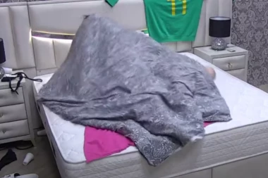 MAJA I JANJUŠ ZAVRŠILI ZAJEDNO U KREVETU! Marinkovićeva ispunila obećanje, zavukla se pod jorgan pa KRENULA U AKCIJU! (VIDEO)
