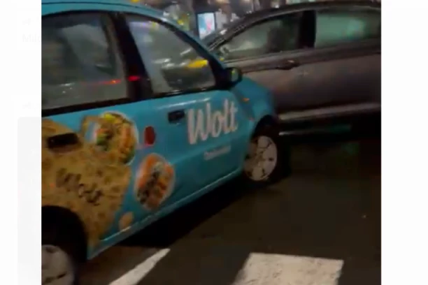 SUDAR U CENTRU BEOGRADA! Vozilo Wolta se ZAKUCALO u putnički automobil (VIDEO)