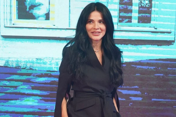 NAŠA VODITELJKA U PIDŽAMI KUPUJE NAMIRNICE: Šok fotka kruži mrežama, u PAPUČAMA vuče korpu (FOTO)