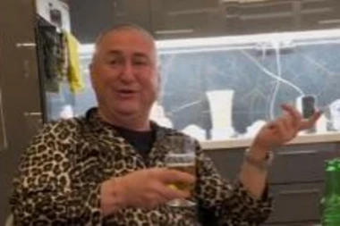 URNEBESAN PRIVATNI SNIMAK ĐANIJA: Folker u tigrastom bademantilu, nikav izazovniji, ljudi u neverici kako je obučen! (VIDEO)