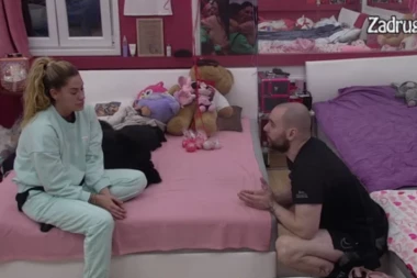 BIVŠOJ BRIŠE SUZE, A KOD LJUBAVNICE SE UŠUŠKAVA: Zvezdan se ponovo blamira, ovaj potez sve zgrozio! (VIDEO)