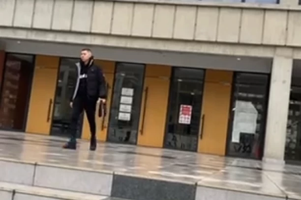 "HONORARE ĆE MORATI DA DAJU NA MOJE TUŽBE" Boža Džons uhaćen ispred Palate Pravde, zadrugare čeka pakao!