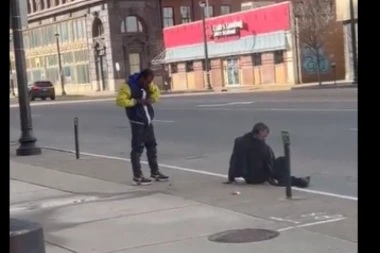 STRAVIČNO UBISTVO USRED BELA DANA: Muškarac napunio pištolj i pucao u čoveka na ulici! (UZNEMIRUJUĆI SNIMAK)