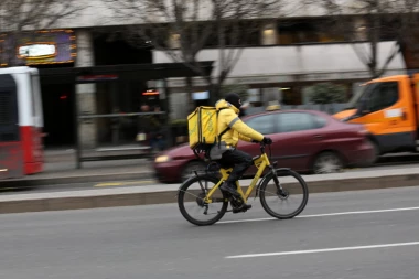 PRENOSIO BLIZU DVA KILOGRAMA DROGE U "GLOVO" RANCU! Pritvor za dilera iz Pančeva!