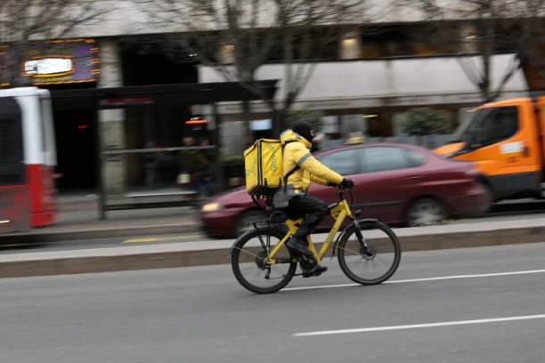 PRENOSIO BLIZU DVA KILOGRAMA DROGE U "GLOVO" RANCU! Pritvor za dilera iz Pančeva!