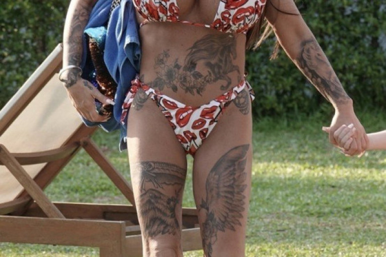 Kejti na bazenu pokazala nove grudi