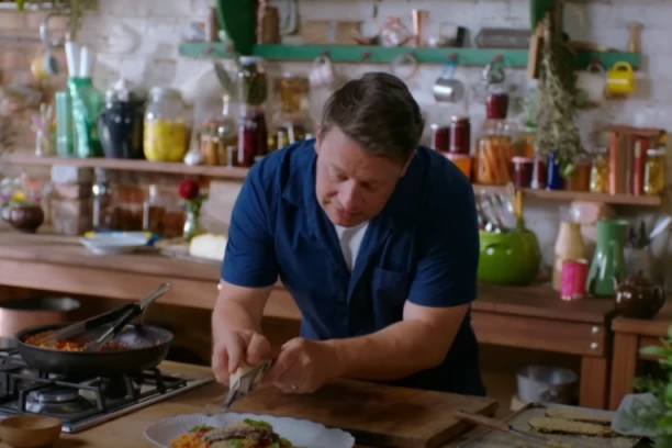 DŽEJMI OLIVER IZBEGAVA JEDNU NAMIRNICU I TAKO JE SKINUO 12 KILOGRAMA: Ova dijeta je SAN - "Jeo sam više nego pre"