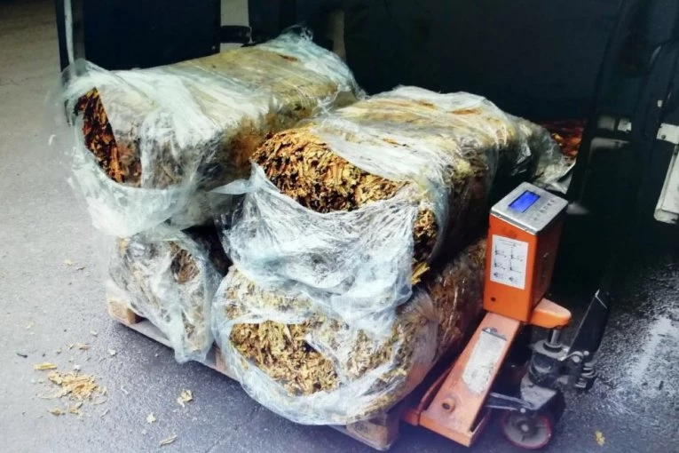 ZAUSTAVILI KOMBI, A U NJEMU BILO 1.200 KG DUVANA: Velika zaplena kod Šimanovaca