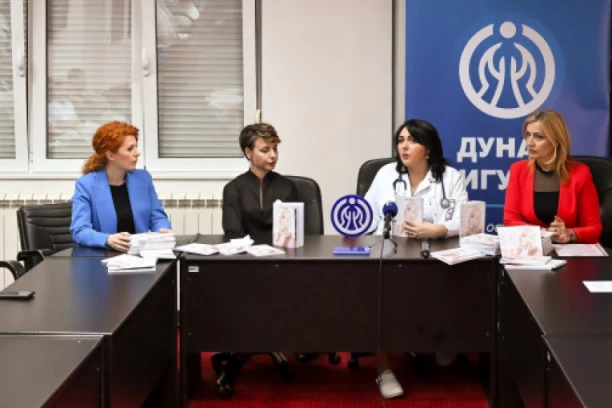 KNJIGOM KA PODIZANJU SVESTI O ZDRAVLJU ŽENA: „Dunav osiguranje“ i Ana Dornik donirali knjige KBC „Bežanijska kosa“