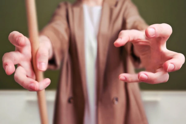 SESTRIĆA UBILA LETVOM, PRIJATELJU CEPANICOM UNAKAZILA LICE! Jedan joj uzeo mobilni, drugi je pitao da spava sa njim! Žena iz Maglaja pred sudom!