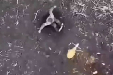 JEZIV SNIMAK SA FRONTA! Ruski vojnik leži bez pola noge u rovu, na njega bačena granata iz drona (VIDEO)