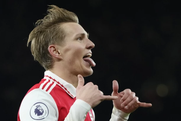 ARSENAL NE DA TITULU: "Tobdžije" do vrha napunile mrežu Evertona, Liverpul se mučio, pa savladao "vukove"! (VIDEO)