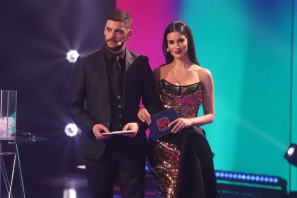 MILAN MARIĆ U ULOZI VODITELJA ZALUDEO ŽENE: Tviter EKSPLODIRAO: Može li da ode na Evroviziju, ne mora ništa da radi, samo nek stoji i bude lep! (FOTO)