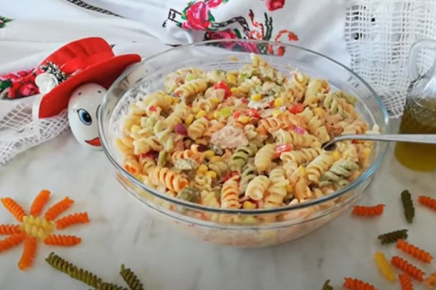 POSNA SALATA SA TUNJEVINOM: Dodajte joj i povrće, a poseban šmek daje sok od limuna