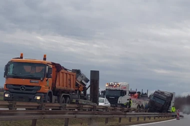 KAMION PROBIO BANKINU: Saobraćajna nesreća na auto-putu, policija na terenu! (VIDEO)