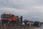 KAMION PROBIO BANKINU: Saobraćajna nesreća na auto-putu, policija na terenu! (VIDEO)