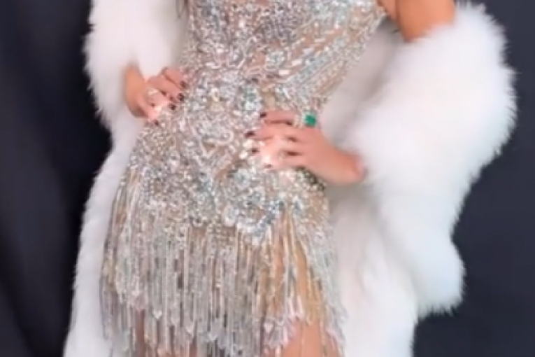 Nikol pozira u haljini i bundi