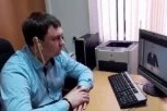 RUSKI POLITIČAR SLUŠAO PUTINOV GOVOR SA ŠPAGETIMA OKO UŠIJU: Zbog ovoga ide na sud! (VIDEO)