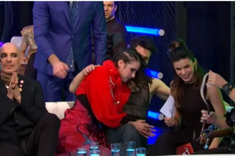 Voditelj Stefan Popović bacio zmiju na učesnicu Pesme za Evroviziju