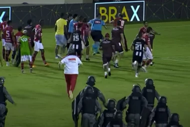 LUDILO JUŽNE AMERIKE! Brazilci pokušali da LINČUJU sudiju zbog BIZARNOG PRAVILA, policija mu SPASAVALA ŽIVOT! (VIDEO)