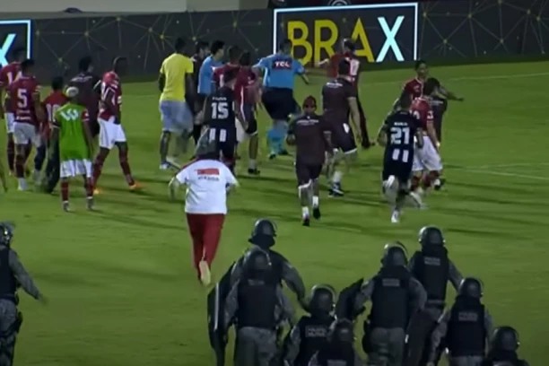 LUDILO JUŽNE AMERIKE! Brazilci pokušali da LINČUJU sudiju zbog BIZARNOG PRAVILA, policija mu SPASAVALA ŽIVOT! (VIDEO)
