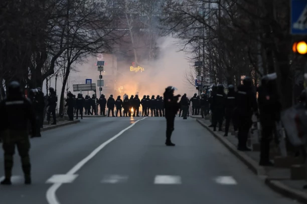POJAVILA SE JEZIVA FOTKA UOČI DERBIJA: Huligani sa motkama u zasedi čekaju da prebiju suparnike (FOTO)