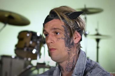 ARON KARTER JE PRONAĐEM MRTAV U KADI, MAJKA TVRDI DA JE UBIJEN: Objavila je UŠASAVAJUĆE fotke kupatila u kom je pronađeno telo pevača! (FOTO)