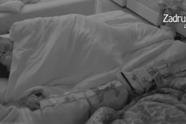 JUTARNJA VRELA AKCIJA ZVEZDANA I ANĐELE BEZ IMALO SRAMA NADOMAK ANE!  Slavnića obuzeo žestok nagon, probudio ljubavnicu, pa se BACIO U PETU BRZINU! Hoće da je RAZVALI! (VIDEO)