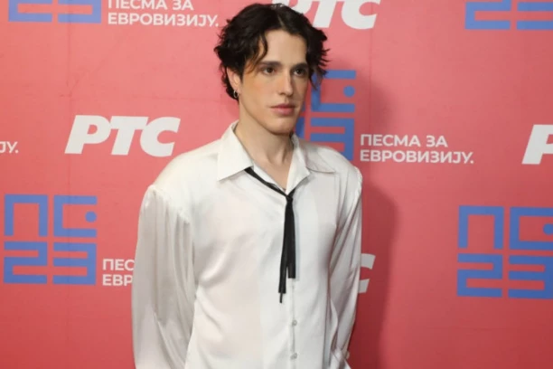 LUK BLEK PRERUŠEN U ŽENU: Obukao hulahopke i kratak šorts, hejteri na "aparatima", ne prestaju da komentarišu!