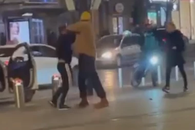 BRUTALNA TUČA U STROGOM CENTRU BEOGRADA! Tukli se stranac i taksista! Morala policija da ih razdvaja, prolaznici NISU USPELI!  (VIDEO)