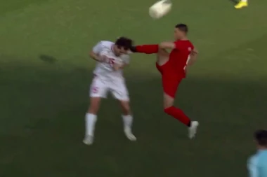 NAJBRŽI CRVENI KARTON U ISTORIJI FUDBALA! Divljački start i nokaut u petoj sekundi utakmice - HOROR! (VIDEO)