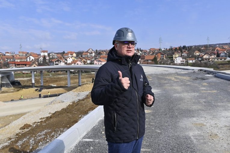 MINISTAR VESIĆ: Probijena prva cev u tunelu Laz na deonici auto-puta Miloš Veliki