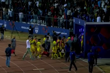 SKANDAL NA UTAKMICI PREMIJER LIGE: Srpski trener povukao ekipu sa terena! (VIDEO)