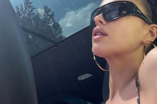 ČUČNULA,  NIJE SE NI POTRUDILA DA SAKRIJE MEĐUNOŽJE: Ruska lepotica pozirila potpuno NAGA, a svi gledaju u štikle (FOTO)