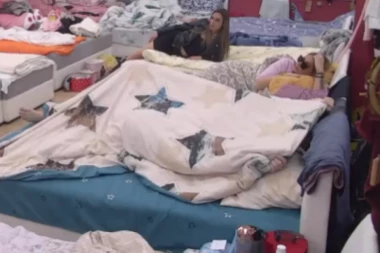 NAPALA ANU, PA ZVEZDANU PRUŽILA ORAL PRED PUNOM SOBOM? Ljubavnica ne prestaje da se PONIŽAVA, usred bela dana se SPUSTILA DOLE, ovaj put je završnica sa GUTANJEM! (VIDEO)