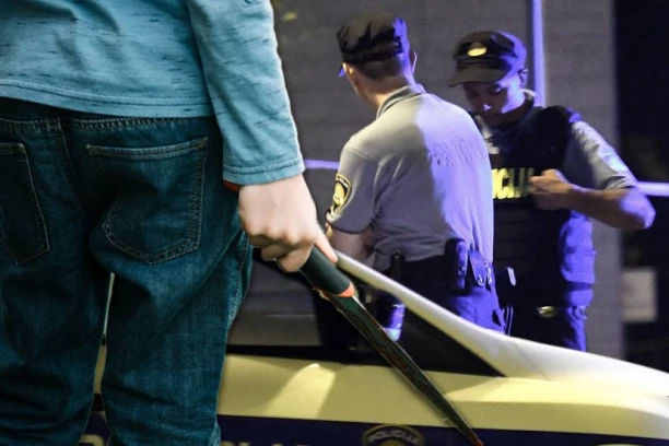 OBRT U SLUČAJU OBRAČUNA U AUTOBUSU 96: Mladića (28) nožem napao KUM(32)