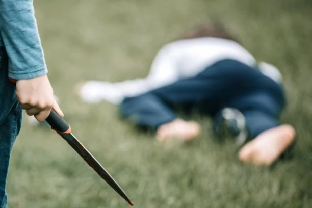 JEZIVO! IZBODEN DEČAK (12) U GRUDI U BLIZINI ŠKOLE: Na njega nasrnuo tinejdžer (14) - užas u Bijelom Polju!