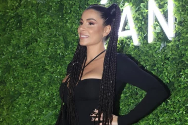 U PETOJ DECENIJI IZGLEDA KAO BOGINJA! Naša pevačica pokazala izvajane trbušnjake - VILICA SAMA PADA!