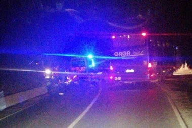 VOZAČ "PEŽOA" SE ZAKUCAO U AUTOBUS! Poginuo na licu mesta, jedna putnica povređena! Tragedija na Obrenovačkom drumu! (FOTO)