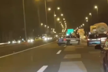 Muškarac preskočio ogradu na auto-putu, naleteo autobus i USMRTIO GA! Detalji nesreće kod Dobanovaca! (VIDEO)