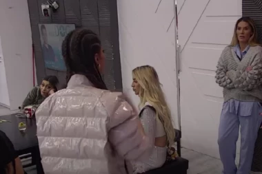 PLAKALA SI JER SI ČULA DA SMO SPAVALI! Anđela BRUTALNO udarila na Anu, izvređala je najstrašnije: ŠIZOFRENIČARKO! (VIDEO)